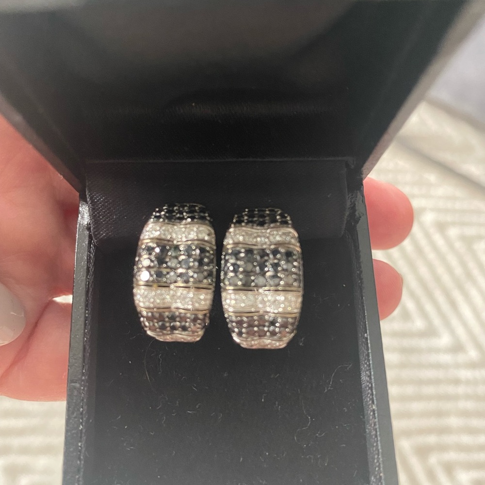 Black and white diamond Huggy earrings - Picture 2 of 4